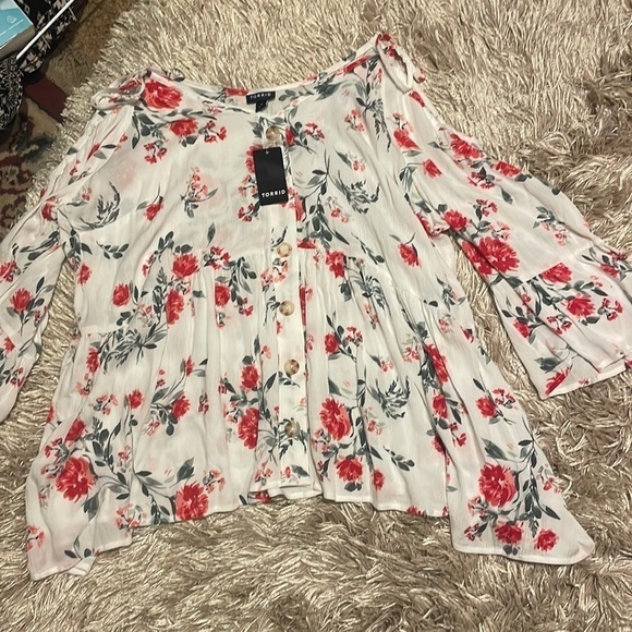 Rayon Crepe Bell Sleeve Cold Shoulder Top - Picture 4 of 13